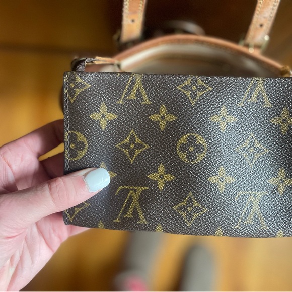 NOT FOR SALE - Louis Vuitton Monogram Bucket
Bag PM with pouch & LV key chain. - Picture 11 of 16